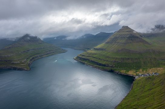 Hvíthamar ridge and Funningur